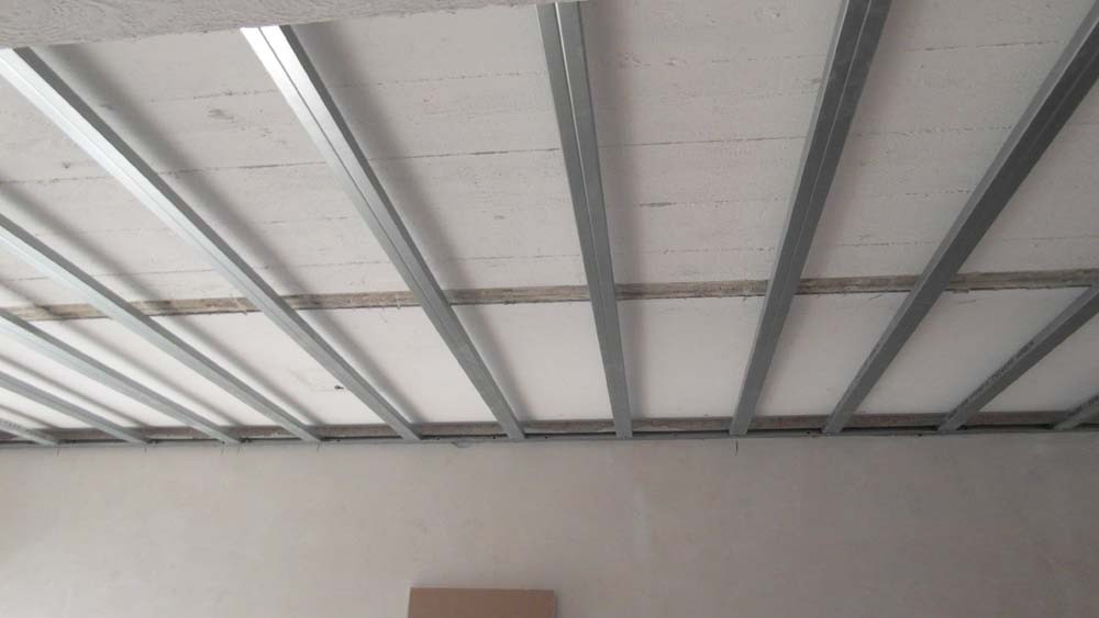 Installation d’une ossature métallique pour la pose d’un faux plafond en placo – Travaux de plâtrerie AK Rénovation dans le Pays de Gex